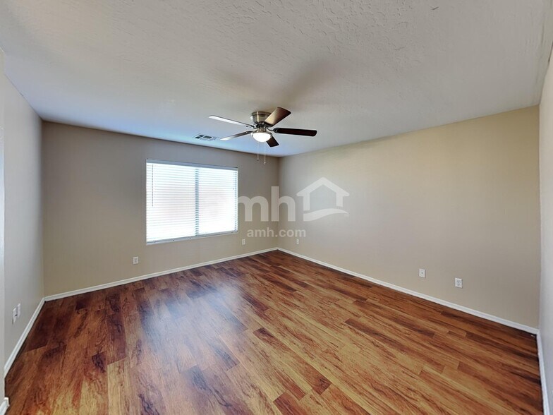 Building Photo - 7024 W Rose Ln