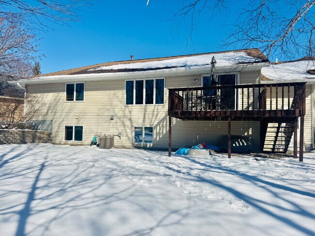 Building Photo - Charming Chaska Retreat: Spacious Single Family Homer 3-Bedroom 2.5 Bathroom Home with Finished B...