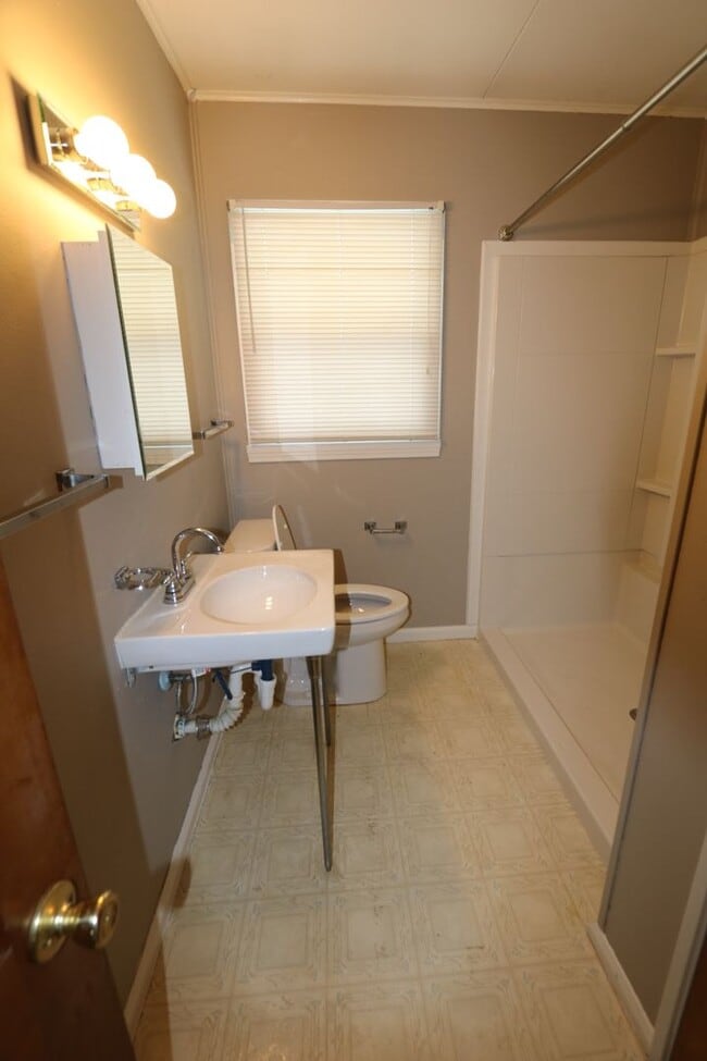 Building Photo - 3 Bedroom 1 Bath
