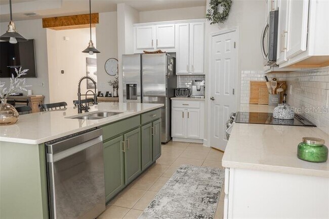 Building Photo - 10405 Waterstone Dr