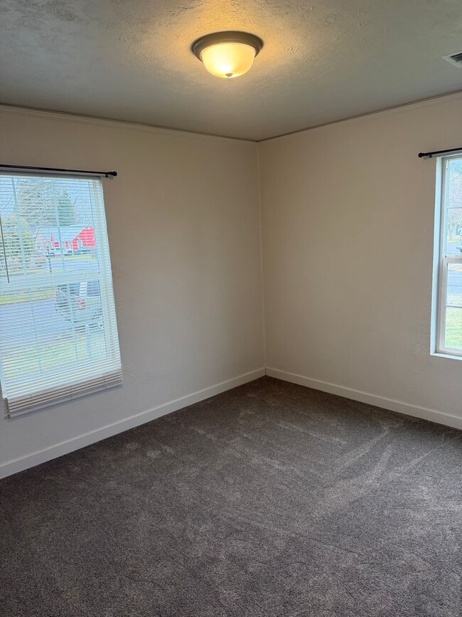 Building Photo - 260 E Sherman St