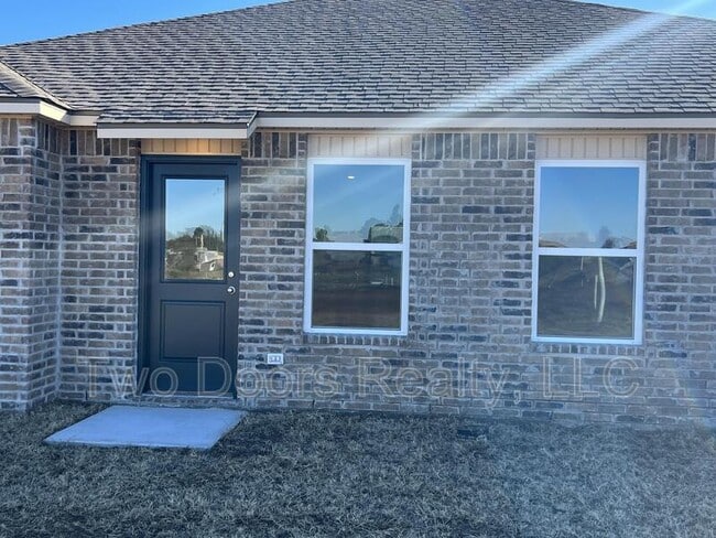 Building Photo - 561 SE 3rd Ter