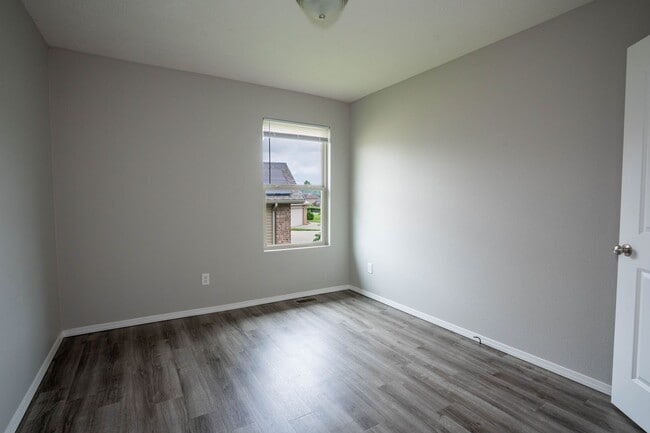 Building Photo - 3 bed home with NEW FLOORING AND FULLY FEN...