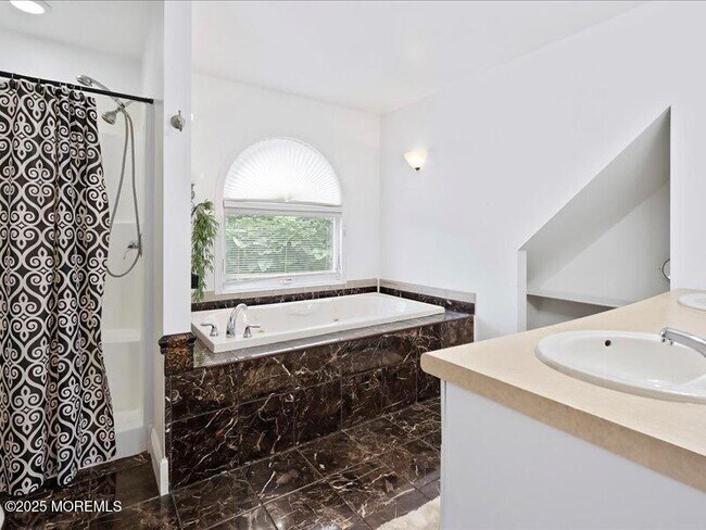 Building Photo - 552 Prospect Ave