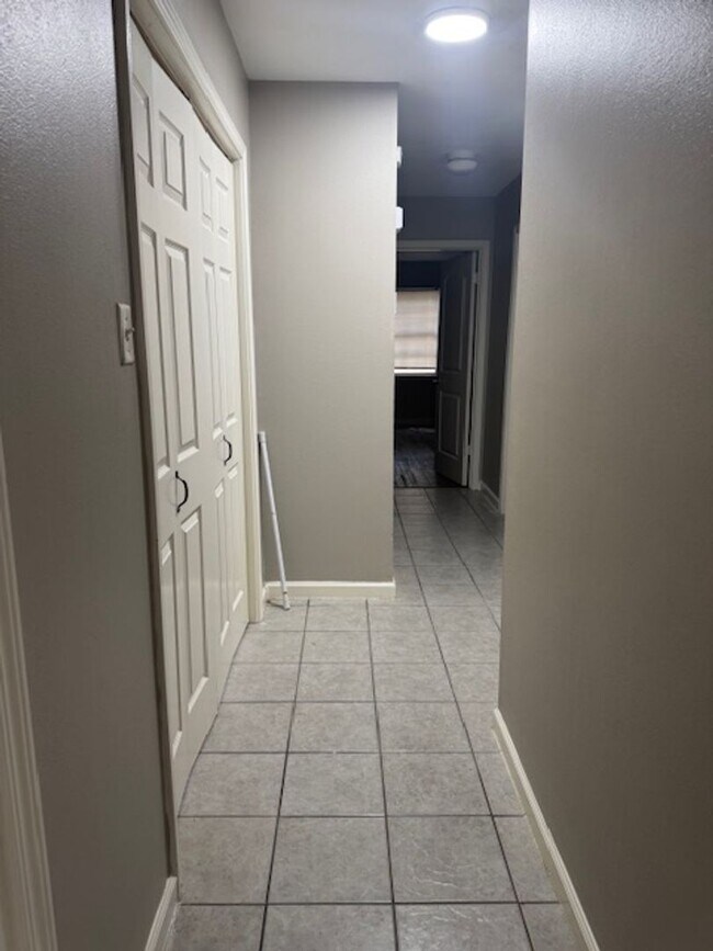 Building Photo - 106-106 Jester Cir