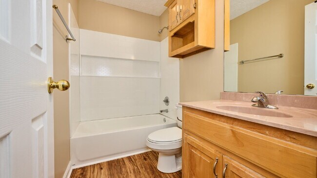 Building Photo - Reduced Rent and Special: 2BR, 1 1/2 BA condo, upstairs unit. Special: $400 off the first month f...