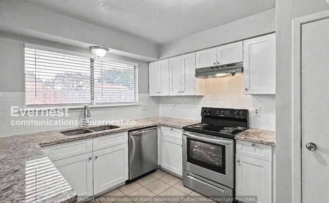 Building Photo - 3 Bed, 2 Bath Home with Garage and Fenced Yard / Pet-Friendly /Available Now!