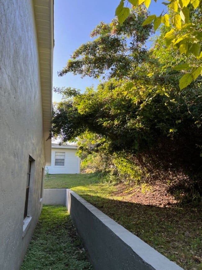 Building Photo - Clermont 2/2 Duplex with Lakeview