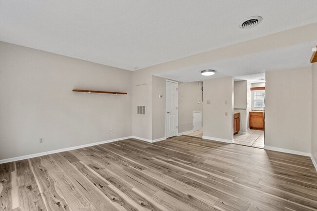 Building Photo - Modern Comfort in the Heart of West Knoxville