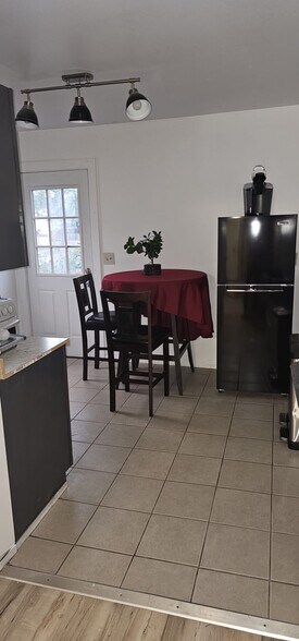 Building Photo - 6 4th Ave