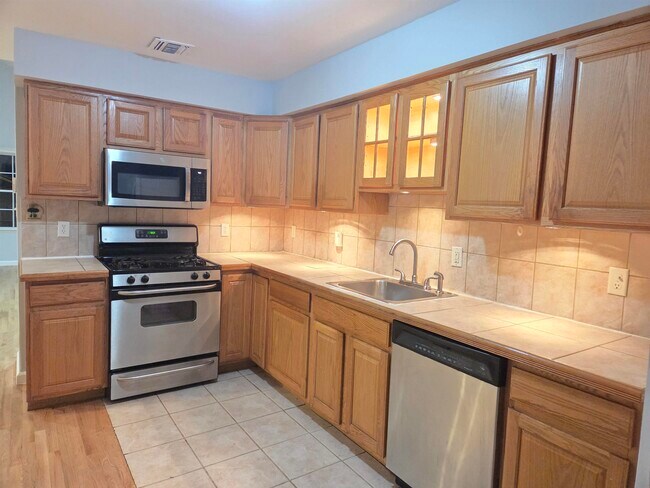 Building Photo - 27 Jewett Ave