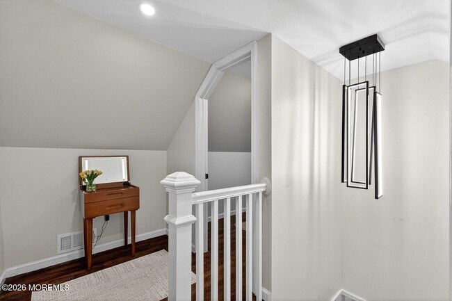 Building Photo - 5 Lois Ave