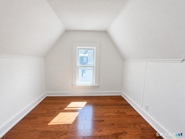 Building Photo - 407 Shelton Ave