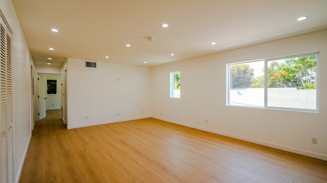 Building Photo - 130 W 59th Pl