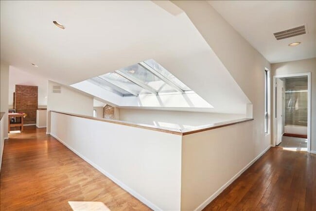 Building Photo - Uniquely located, and beautifully appointe...