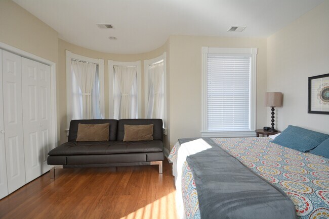 Building Photo - 118 3rd St SE