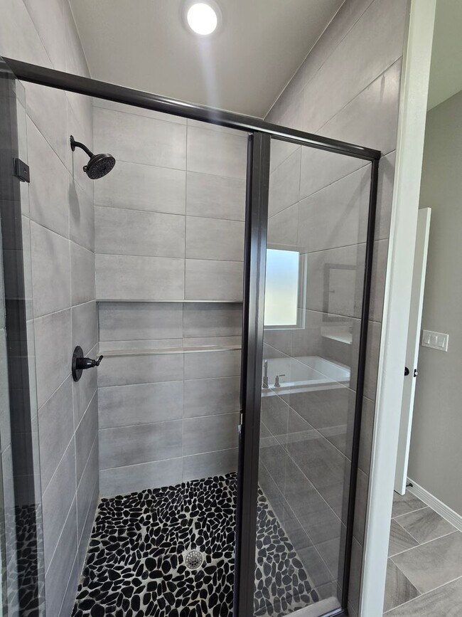Building Photo - LUXURIOUS EASTSIDE HOME FOR RENT
