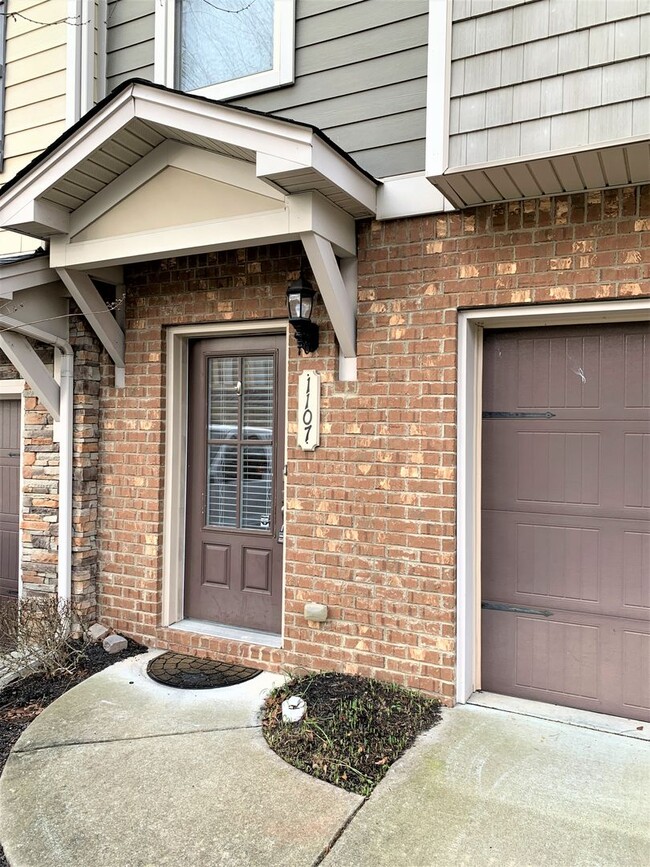 Building Photo - Woodbury Falls Townhomes