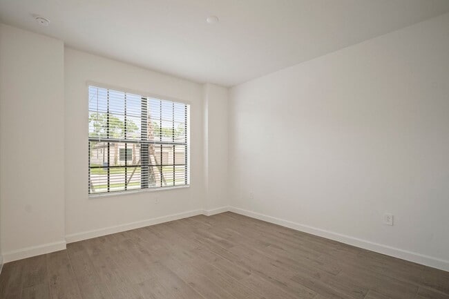 Building Photo - Spacious home 3beds+Den 3 baths located in...