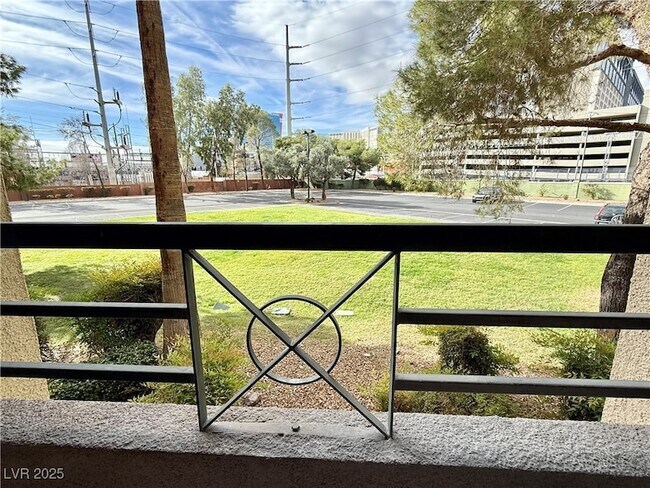 Building Photo - 220 E Flamingo Rd