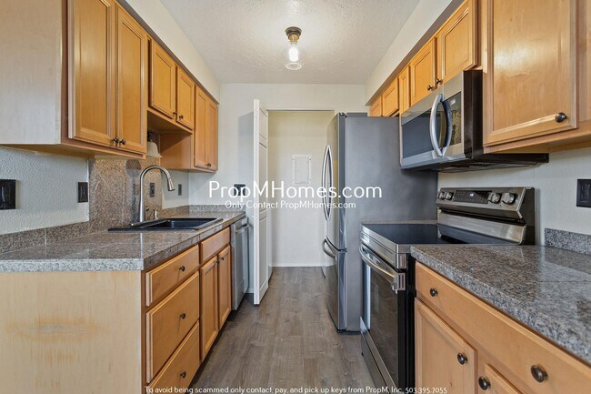 Building Photo - Beautiful Condo Living in the Heart of Tua...