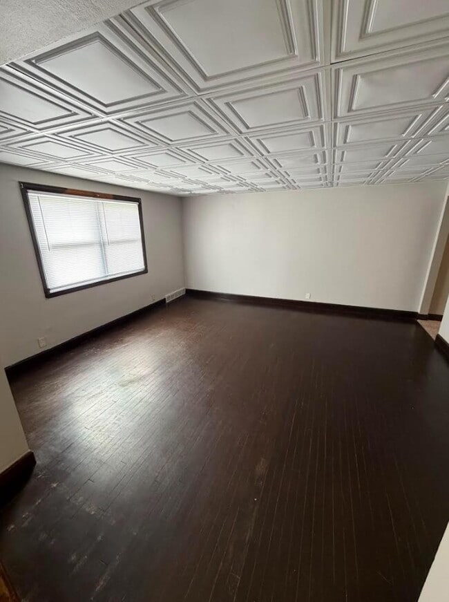 Building Photo - 116 W Maes Ave
