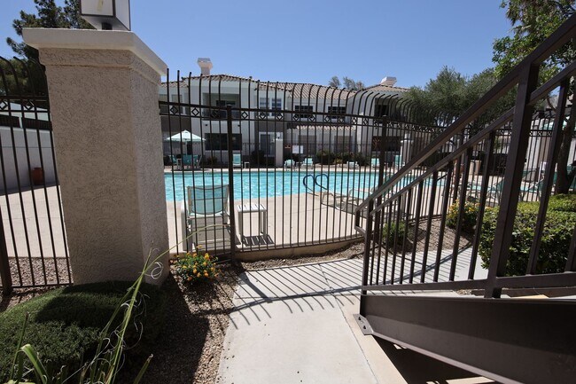 Building Photo - First Floor Condo in Green Valley!