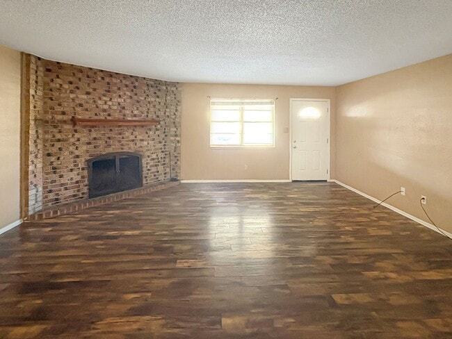 Building Photo - 413 W Kiowa Ave