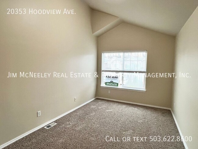 Building Photo - Spacious 3 Bedroom Townhome In West Linn