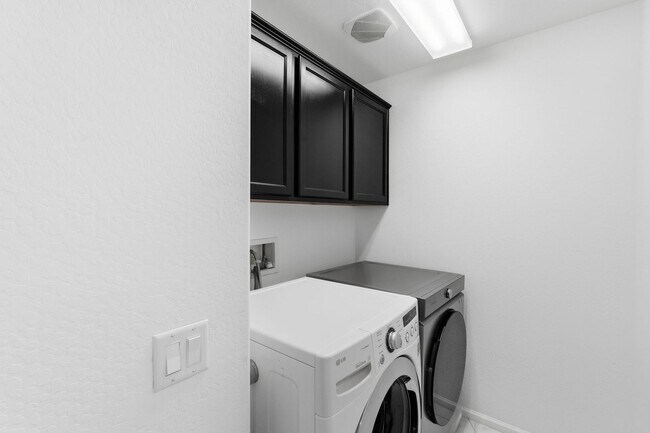 Building Photo - Spacious 4 Bedroom 2 Bath In Peoria with Pool and Sports Court