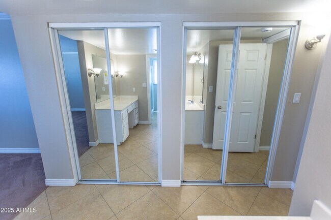 Building Photo - 704 E La Jolla Dr