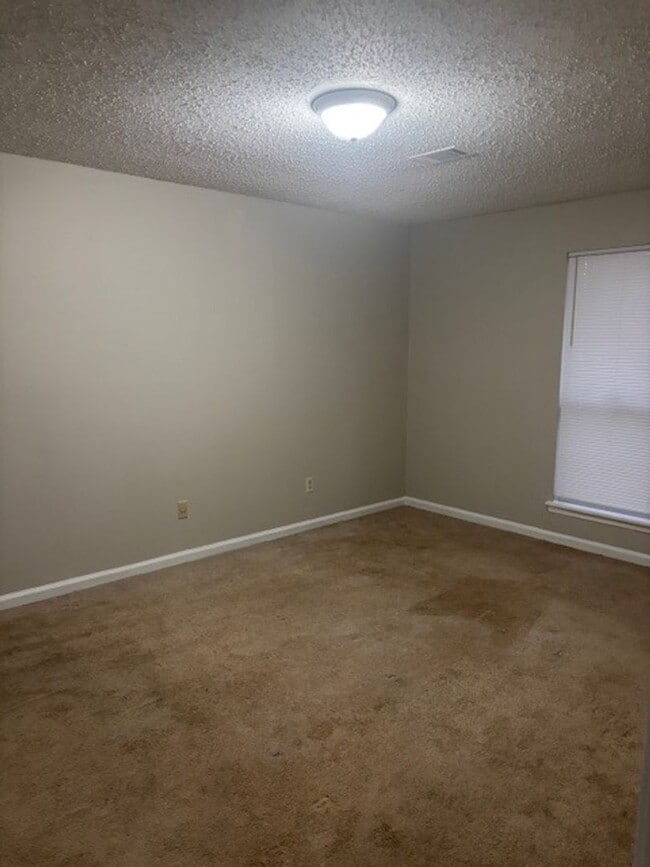 Building Photo - Available Now! Managed by Blanchard and Calhoun