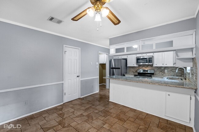 Building Photo - Check Out This 3 Bedroom 2 Bath Close to B...