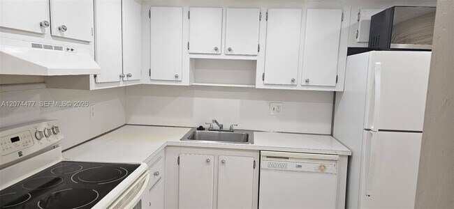 Building Photo - 1300 NE Miami Gardens Dr