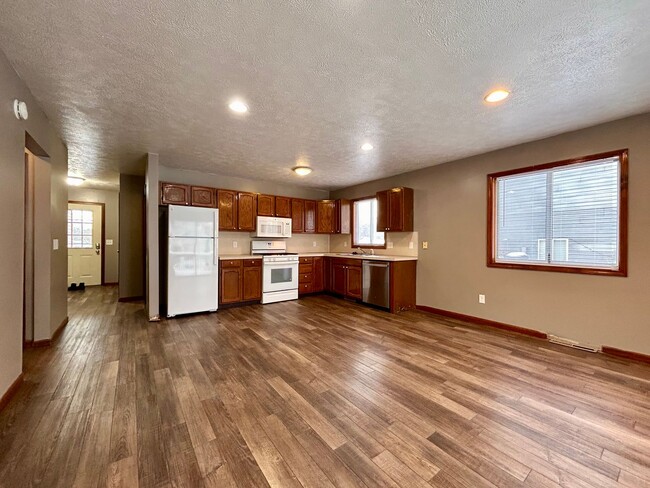 Building Photo - Four Bedroom Duplex in Kentwood - $400 OFF your 1st Month, Move-in by 2/15/26