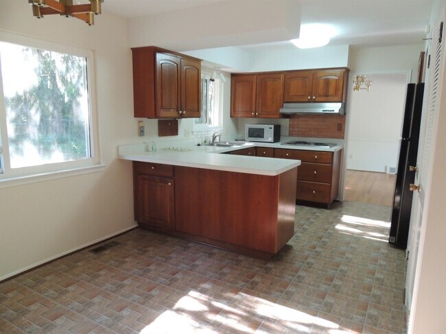 Building Photo - 2098 Yorktown Dr