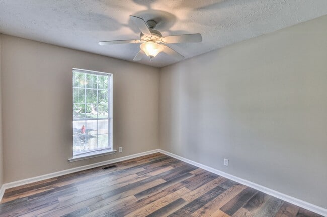 Building Photo - 1617 Roundhill Dr