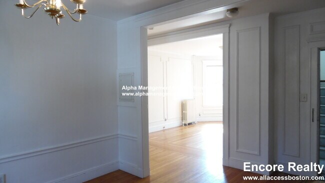 Building Photo - 90 Maple St