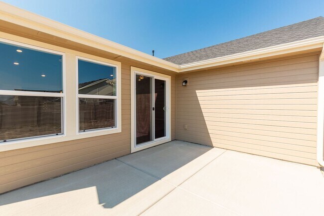 Building Photo - Perfect location for a 4 bed 2 bath with a...