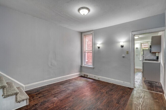 Building Photo - Newly Renovated 3 Bedroom, 1 Bathroom Townhouse