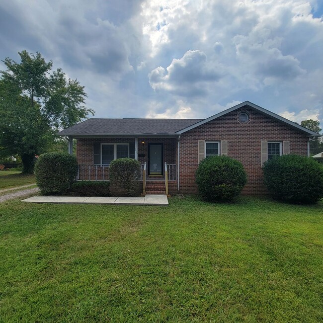 Building Photo - 3/2 Brick Home in Cookeville City Limits