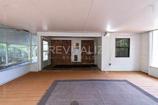 Building Photo - 3/2 Brick Home with Sunroom, Deck, and Car...