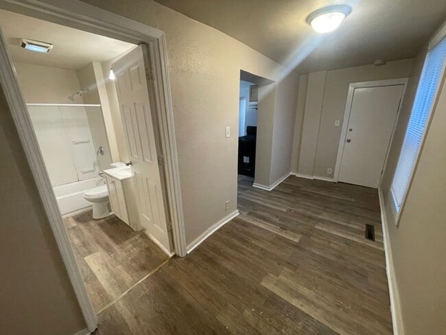 Building Photo - 3BR/2B house with backyard ($350 Move-in fee)