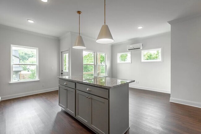 Building Photo - 5558 Stream Ln