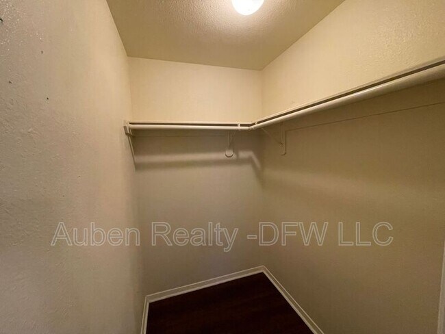 Building Photo - 121 Cambridge Dr