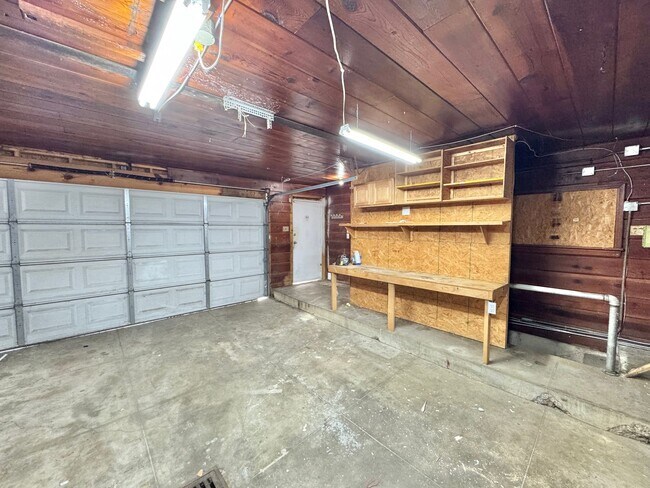 Building Photo - 2245 W Oak St