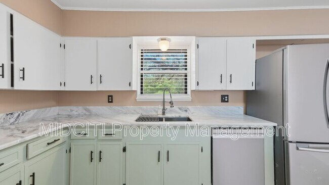 Building Photo - 701 Luehlfing Dr