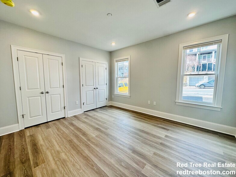 Building Photo - 100 Brooks St