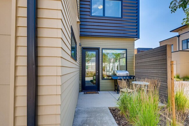 Building Photo - Contemporary Townhome with Rooftop Deck-Flatiron Views