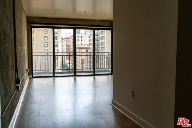 Building Photo - 416 S Spring St
